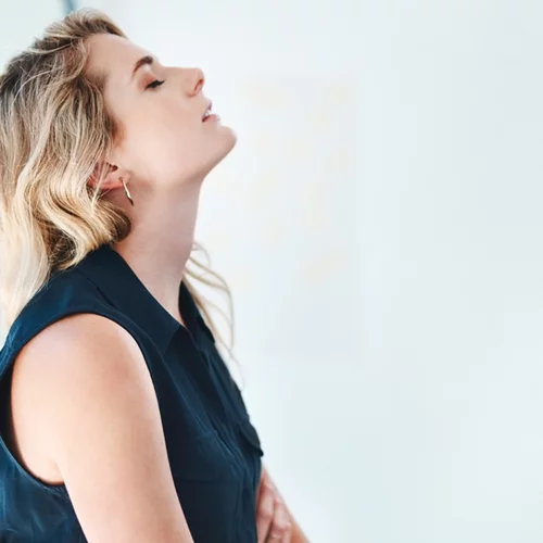 "Να ντύνεστε ευπρεπώς" Οδηγός λεωφορείου κάλεσε την αστυνομία γιατί θεώρησε... προκλητικό το ντύσιμο επιβάτιδας και μόλις γυρίσαμε 50 χρόνια πίσω