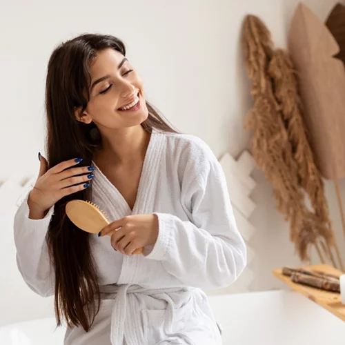 Κοιμάσαι με βρεγμένα μαλλιά; Γιατί πρέπει να αλλάξεις αυτή τη συνήθεια asap