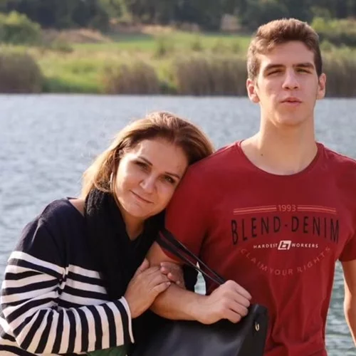 Μπέσσυ Μάλφα και Γεράσιμος Σκιαδαρέσης | Ο γιος τους, Γιάγκος Σκιαδαρέσης, μόλις αποφοίτησε από το σχολείο - Οι υπέροχες φωτογραφίες από την αποφοίτησή του