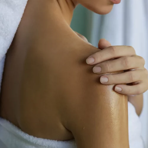 Ανακαλύψαμε το ξηρό, σούπερ ενυδατικό λάδι που δεν πρέπει να λείπει απ' το νεσεσέρ σου