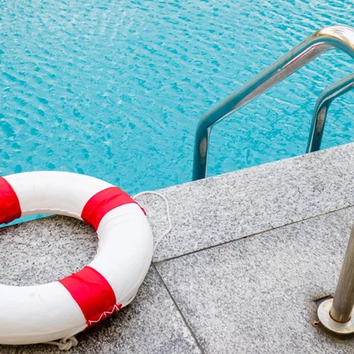 Αδιανόητη τραγωδία στην Κεφαλονιά | Η μητέρα δεν μπόρεσε να σώσει το 2,5 ετών παιδί της γιατί δεν ήξερε κολύμπι