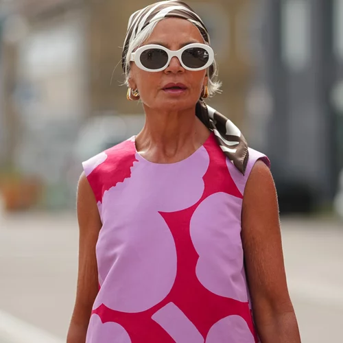 Κομψή τον Αύγουστο | Τα καλύτερα looks με φόρεμα για γυναίκες άνω των 50