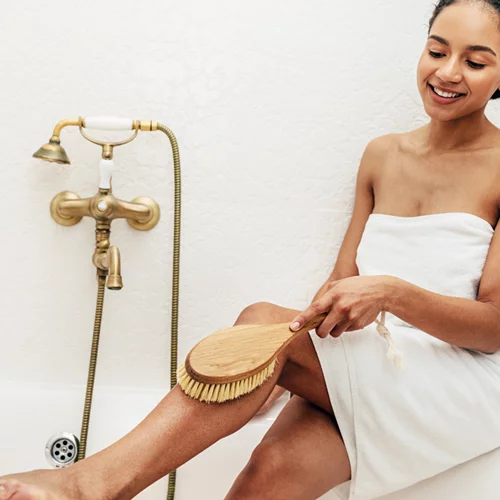 Εσύ γνωρίζεις τι είναι το dry brushing και τι προσφέρει στο σώμα σου;