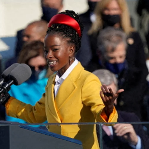 Amanda Gorman | Η λαμπερή και υγιής όψη της επιδερμίδας της είναι η απόλυτη τάση για φέτος