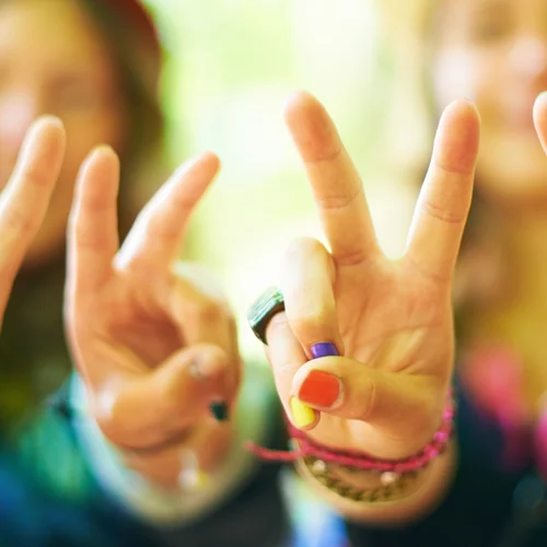 Πολύχρωμα, παιχνιδιάρικα αλλά και διακριτικά | 10 "μαρτάκια" για να υποδεχτείς την άνοιξη