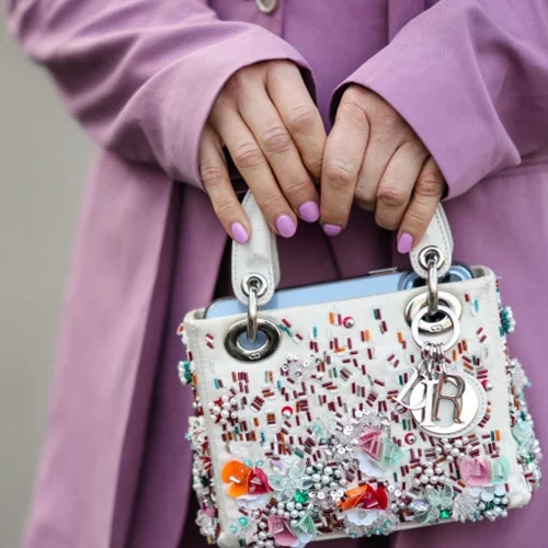 Έκλεισες ραντεβού για νύχια; Τα lavender milk nails είναι η τάση που πρέπει να δοκιμάσεις