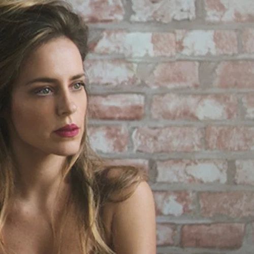 Η Αγοραστή Αρβανίτη λατρεύει την ψυχολόγο της, ξέρει ποιο είναι το μυστικό της επιτυχίας στον έρωτα και αγαπά να κάνει binge-watching τη σειρά "Ευτυχισμένοι Μαζί"