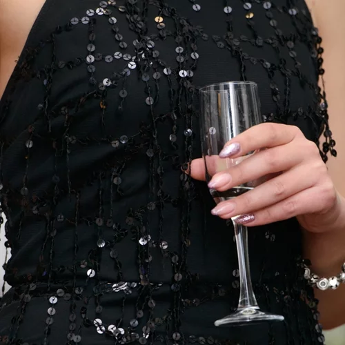 Μπήκε ο Δεκέμβριος | 10 festive chic μανικιούρ για να διαλέξεις τι θα κάνεις στα νύχια σου για τις γιορτές