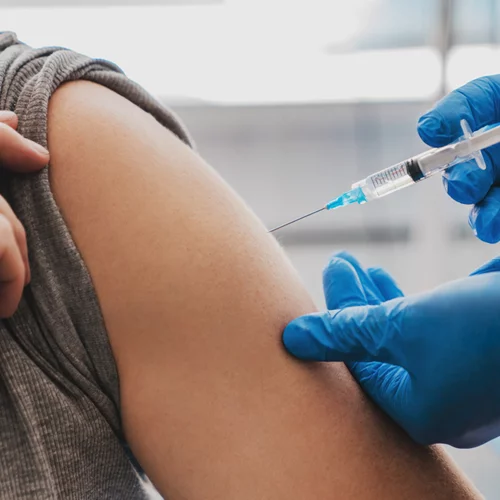 Κορονοϊός | Πότε έρχεται το νέο εμβόλιο που θα στοχεύει και την υποπαραλλαγή Eris