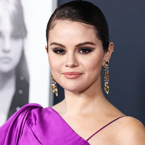 Selena Gomez | "Μην ανησυχείτε παιδιά, έρχεται. Ακόμα και από το Παρίσι"