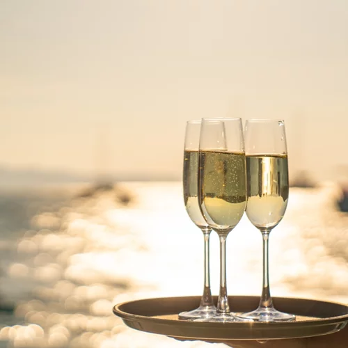 Ρόδος | Δέκα ελεγκτές "ξεσκόνισαν" την επιχείρηση – Το υπουργείο Εργασίας εξετάζει τις συνθήκες εργασίας στο beach bar