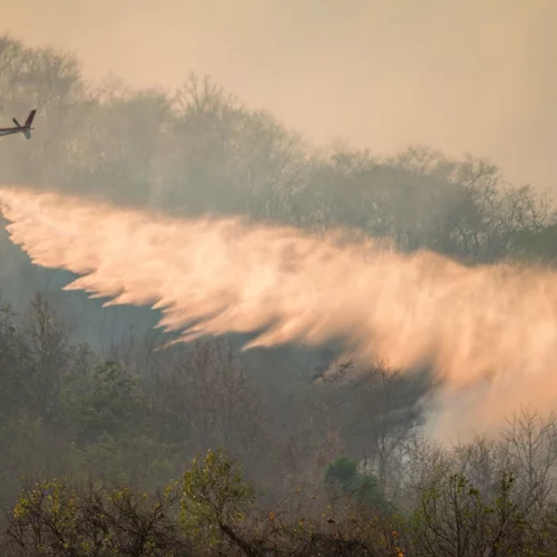Προς Μάνδρα, Ελευσίνα και Μαγούλα κατευθύνεται το πύρινο μέτωπο των Δερβενοχωρίων - Μήνυμα από το 112: "Κλείστε πόρτες και παράθυρα"