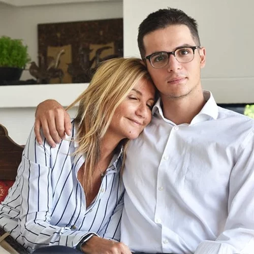 Η Μαρέβα Γκραμπόφσκι Μητσοτάκη εύχεται στον γιο της, Κωνσταντίνο Μητσοτάκη, για τα 25α γενέθλιά του με μία φωτογραφία από τα παλιά