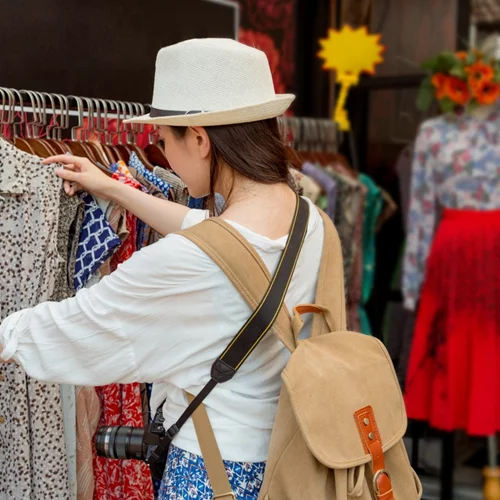 Καλοκαιρινό bazaar ρούχων των "Φίλων της Μέριμνας"