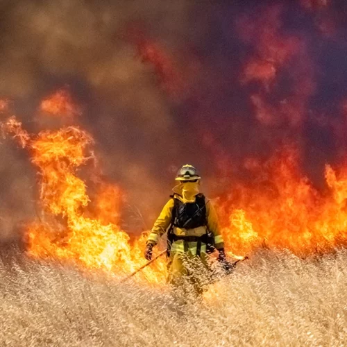 Συνεχίζεται η μάχη με τις φλόγες σε Ρόδο και Κέρκυρα