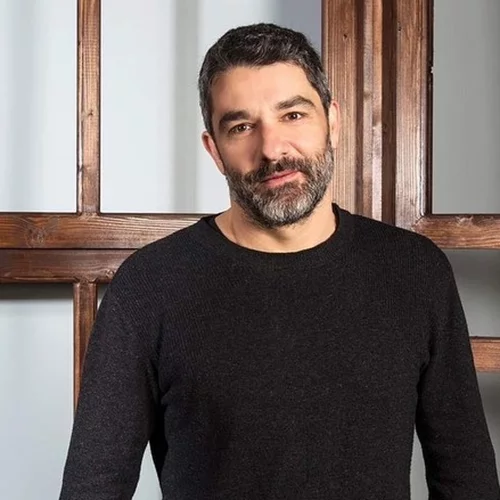 O Πέτρος Λαγούτης κάνει διακοπές στη Σύρο μαζί με τη σύντροφό του, Μάρθα Λαμπίρη Φεντόρουφ, και δείχνουν πιο χαρούμενοι από ποτέ