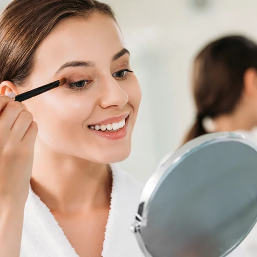 Το πανέξυπνο makeup hack για να καλύψεις τους μαύρους κύκλους κάτω από τα μάτια