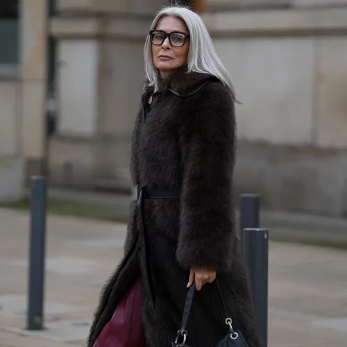 Cozy & Chic | 5 γιορτινά outfits για γυναίκες άνω των 50 που συνδυάζουν άνεση και κομψότητα