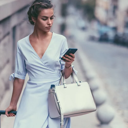 5 beauty items που κάθε "it" girl θα έχει στη βαλίτσα των διακοπών φέτος το καλοκαίρι