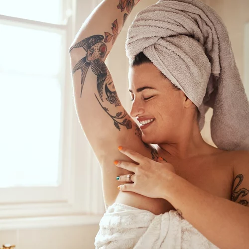 Βρήκαμε το αποσμητικό-σύμμαχο που δεν πρέπει να λείπει από την τσάντα σου