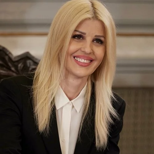 Η Έλενα Ράπτη με κατακόκκινο εφαρμοστό φόρεμα στο κέντρο της Αθήνας | Η σπάνια δημόσια εμφάνιση με τον σύντροφό της, Γιάννη Μπρατάκο