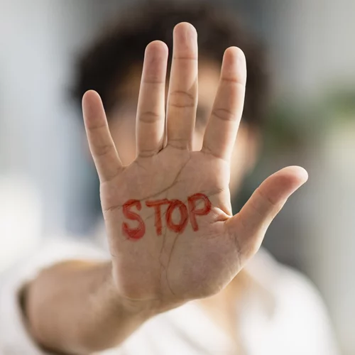 Ξυλοκόπησαν 15χρονο με ειδικές ανάγκες στα Λιόσια | Τον χτύπησαν στο κεφάλι, του έσπασαν το κινητό και εξαφανίστηκαν