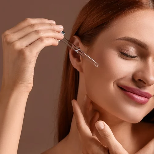 3 πανίσχυροι οροί που μειώνουν τις ρυτίδες και χαρίζουν λάμψη στην επιδερμίδα