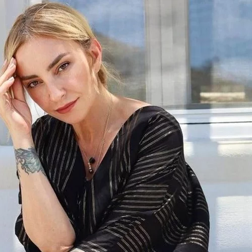 Η Ρούλα Ρέβη μάς δείχνει τη δική της, ωμή αλήθεια | Άβαφη, δίχως ρετούς και φίλτρα, φωτογραφίζεται φορώντας ένα μαύρο κορμάκι