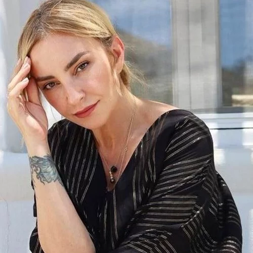 Η Ρούλα Ρέβη μαθαίνει στην κόρη της, Ειρήνη Τότσικα, πώς να ποζάρει σωστά στην πιο αστεία φωτογραφία ever