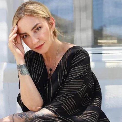 Η Ρούλα Ρέβη φωτογραφίζει τον Αποστόλη Τότσικα με μαγιό σαν άλλο Έλληνα θεό