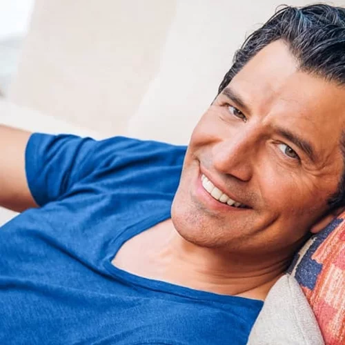 Ο κατάξανθος και πανέμορφος Αλέξανδρος Ρουβάς σε μία σπάνια φωτογραφία με τον μπαμπά του