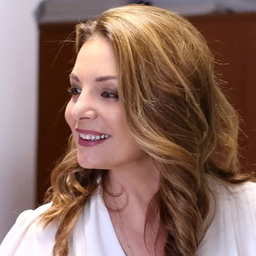 Η Άντζελα Γκερέκου με ροζ περούκα και κορμάκι, στην πρώτη συνάντηση επί σκηνής με τον Τόλη Βοσκόπουλο