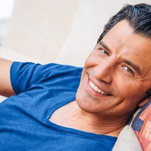 Ο Σάκης Ρουβάς εύχεται στον Πάνο Μουζουράκη για τον γάμο του με τον πιο γλυκό τρόπο