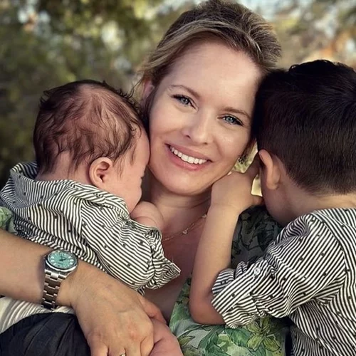 Η  Anita Brand μόλις δημοσίευσε την πιο χαριτωμένη φωτογραφία του 5 μηνών γιου της | Η γλυκιά εικόνα που "έλιωσε" το Instagram.
