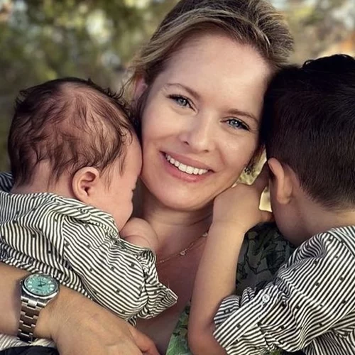 H Anita Brand ποζάρει αγκαλιά με τους γιους της στην πιο χαριτωμένη φωτογραφία ever
