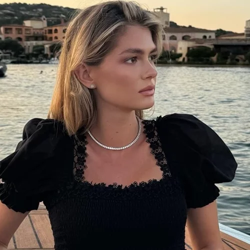 Η Αμαλία Κωστοπούλου με dark cherry nails, την πιο hot τάση νυχιών της σεζόν