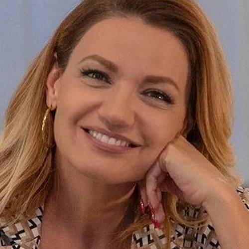 Παναγιώτα Βλαντή | Με μαντήλι στα μαλλιά μαζεύει σταφύλια και παραδίδει μαθήματα στιλ