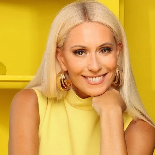 Η Μαρία Μπακοδήμου όπως δεν την έχουμε ξαναδεί | Το μονόχρωμο και casual outfit που επέλεξε να φορέσει σε συναυλία