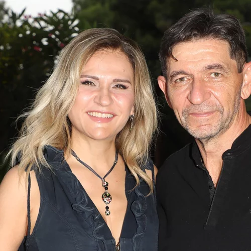 Η Μπέσσυ Μάλφα και ο Γεράσιμος Σκιαδαρέσης κάνουν roadtrip με τα παιδιά τους στην Ισλανδία | Το υπέροχο φωτογραφικό άλμπουμ από τις διακοπές τους