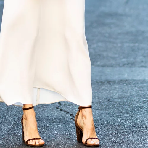 It's Pedi Τime | 5+1 hot χρώματα νυχιών για τις πρώτες βόλτες με τα ανoιξιάτικα mules σου