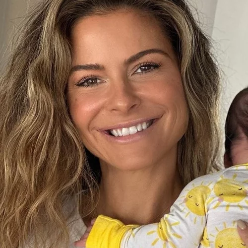 Η Μαρία Μενούνος ταΐζει τη μονάκριβη κόρη της στην πιο καλαίσθητη και ήσυχη γωνιά του σπιτιού της | Η τρυφερή στιγμή μητέρας και παιδιού