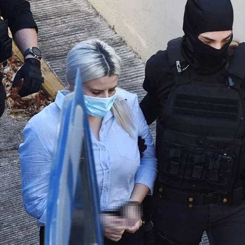 Επίθεση με βιτριόλι | Ένταση στο δικαστήριο - Φώναζαν οι συγγενείς της Ιωάννας στην Έφη Κακαράντζουλα