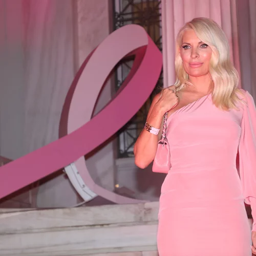 Ελένη Μενεγάκη | Η εκθαμβωτική εμφάνισή της με total pink σύνολο, ως πρέσβειρα της καμπάνιας κατά του καρκίνου του μαστού