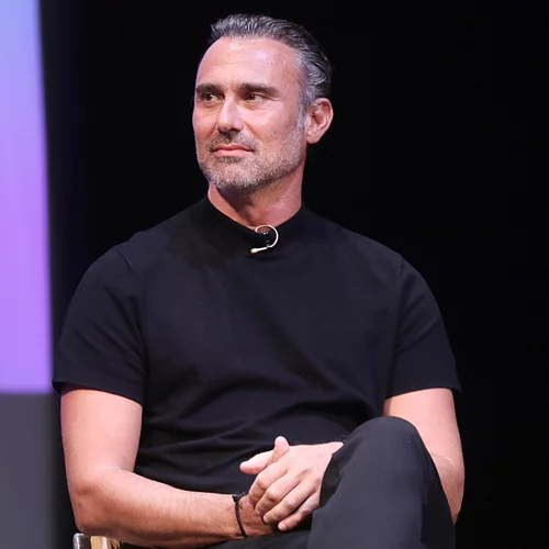 Αποθέωση στο Twitter για τις "Σέρρες" | Το γκέι φιλί του Αλέξανδρου Μπουρδούμη και τα σχόλια για τον Καπουτζίδη