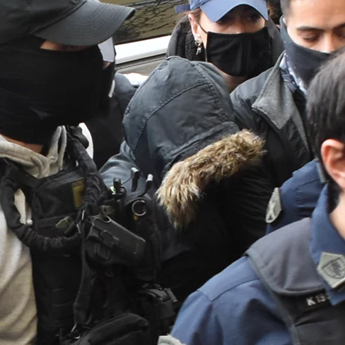 "Κάντε λίγη ησυχία εσείς που βρίσκεστε έξω από το σπίτι της δολοφόνου"