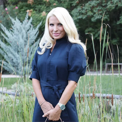 Η Ελένη Μενεγάκη φόρεσε το τζιν που κολακεύει τις γυναικείες καμπύλες – και ειδικά φέτος είναι μεγάλη τάση