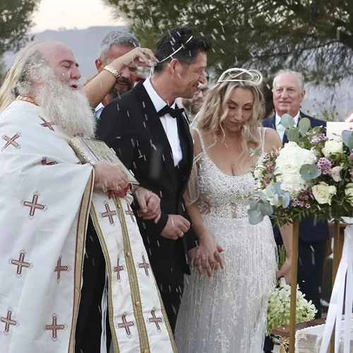 Ο λόγος που καθυστέρησε να αρχίσει ο γάμος του Απόστολου Ρουβά και της Φανής Γιαβρίδου και οι δύο ηχηρές απουσίες