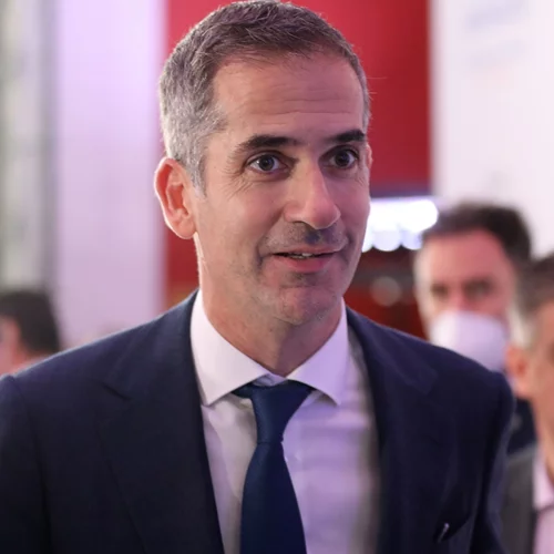 Ο Κώστας Μπακογιάννης ποζάρει με τα παιδιά του και τη Σία Κοσιώνη σε σπάνια οικογενειακή έξοδο