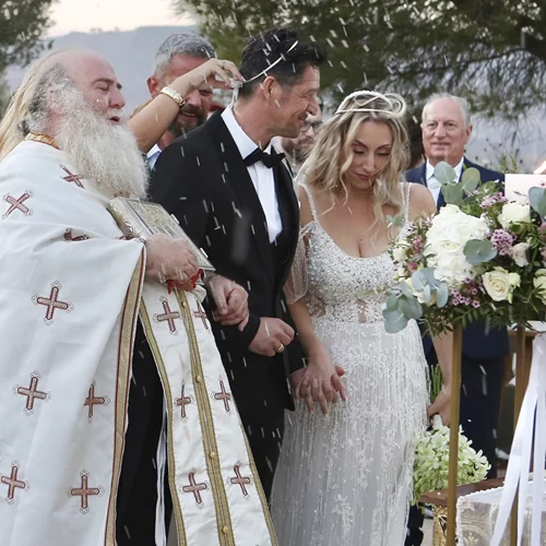 Γάμος Ρουβά | Το παραμυθένιο νυφικό και ο τρισευτυχισμένος γαμπρός μαζί με τον ενός έτους γιο του