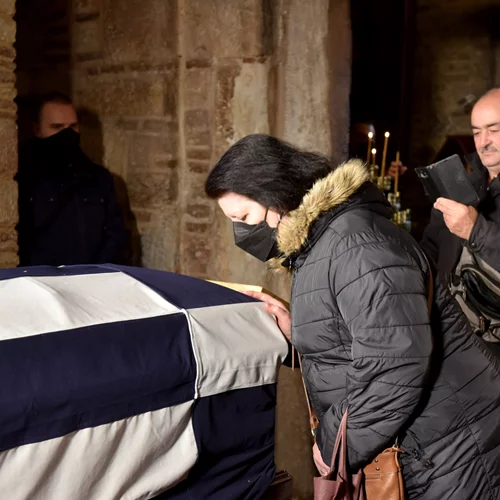 Κηδεία τέως βασιλιά: Ουρές από το πρωί για το λαϊκό προσκύνημα στο παρεκκλήσι της Μητρόπολης [εικόνες - βίντεο]